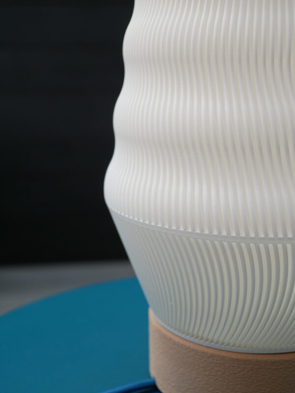 White lamp design and printed by homa kraft. there is a zoom on the bottom of the lamp. Look the amazing détails