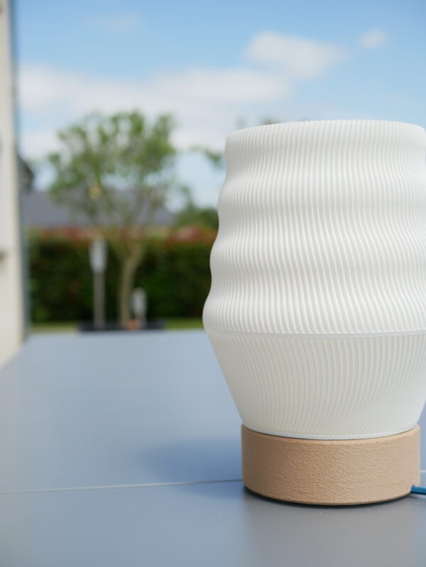 White lamp design and printed by homa kraft. The lamp is outside, turn off and use a lamp-base design by homa kraft.